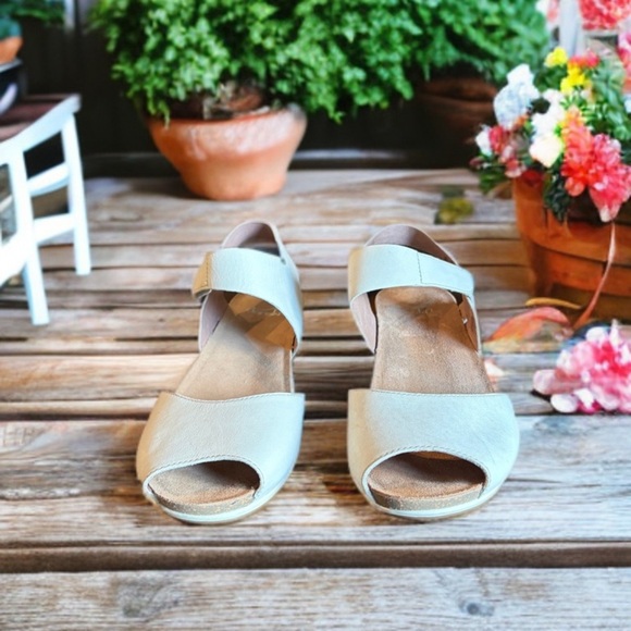 Dansko Cream Leather Vera Wedge Sandals Size 40. - Picture 11 of 11